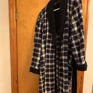 Men's Izod bathrobe medium weight